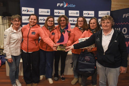 l'équipage vainqueure entourée de la présidente de la Ligue Pays de la Loire, Caroline Lamoureux et de la Vice-Présidente de la FFVoile, Christien Courtois