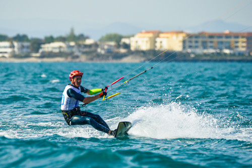 Chris Ballois sur l'eau en train de naviguer en kite